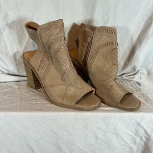 Universal‎ Thread Brown Heeled Boots